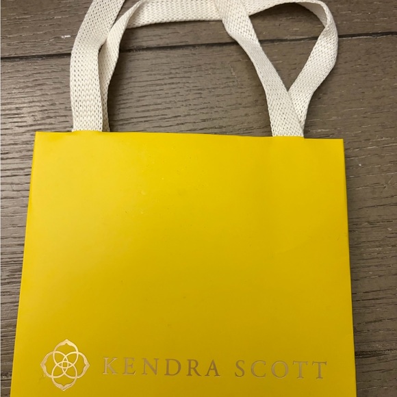 Kendra Scott Elisa Gold Pendant Necklace Green - Picture 4 of 4